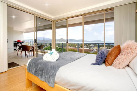 VIEWS ON ELSHEBY - Holiday Cairns 1