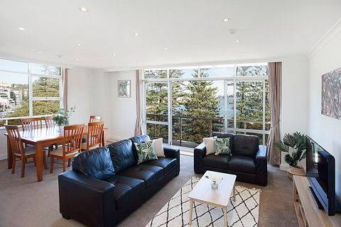 View Of Manly Pines And Waves From Large Apartment - Holiday Cairns 3