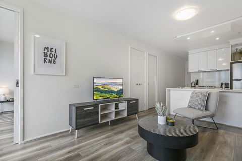 Views And Hotel-style Extras In A Great Location - Holiday Cairns 1