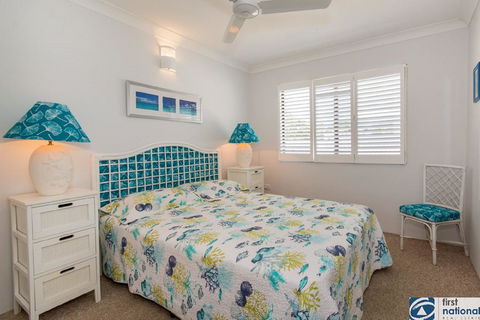 VIEWS VIEWS VIEWS! Front Top Floor Waterfront Unit - Chnook Apartments South Esp, Bongaree - Holiday Cairns 2
