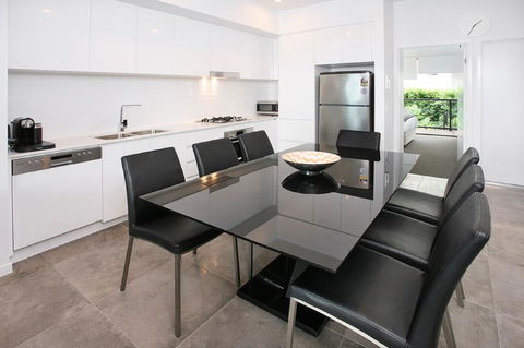 Views From Red Hill - Modern And Spacious Split-Level Executive 3BR Red Hill Apartment Close To CBD - Holiday Cairns 1
