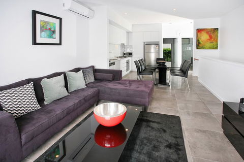 Views From Red Hill - Modern And Spacious Split-Level Executive 3BR Red Hill Apartment Close To CBD - Holiday Cairns 0