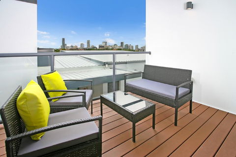 Views From Red Hill - Modern And Spacious Split-Level Executive 3BR Red Hill Apartment Close To CBD - Holiday Cairns 2