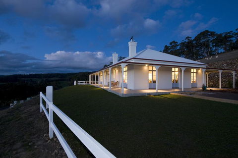 Villa Talia Tasmania - Holiday Cairns 1