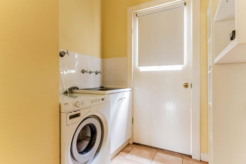 WALKIN' ON SUNSHINE - Holiday Cairns 3