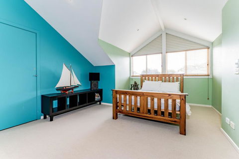 WALKIN' ON SUNSHINE - Holiday Cairns 2