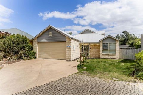 WALKIN' ON SUNSHINE - Holiday Cairns 0