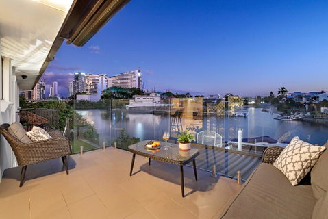 Waterfront Boutique Apartment - Personal Concierge - Holiday Cairns 2