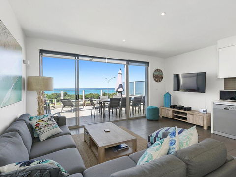 WATERFRONT SEVEN - In The Heart Of Lorne - Holiday Cairns 3