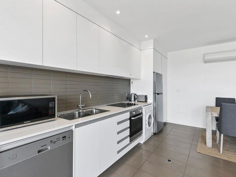 WATERFRONT SEVEN - In The Heart Of Lorne - Holiday Cairns 1