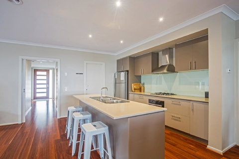 Nautical Rise Torquay - Holiday Cairns 6
