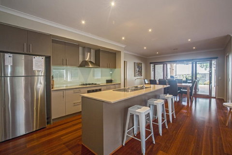 Nautical Rise Torquay - Holiday Cairns 3