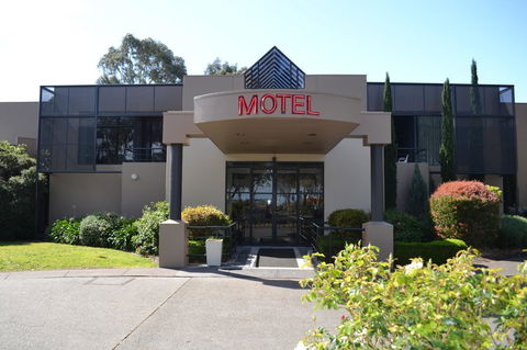 The Dingley Hotel - Holiday Cairns 1