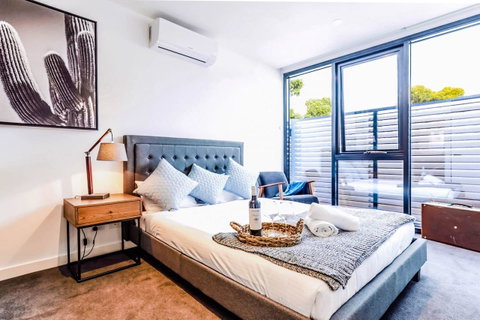 South Melbourne Short-stay Apartment - Holiday Cairns 0