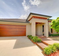 Newington Lakehouse - Holiday Cairns
