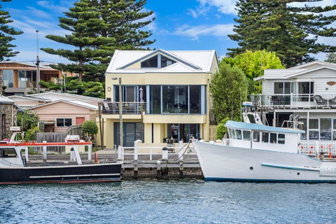 Edge17 Port Fairy Wharf - Holiday Cairns 14