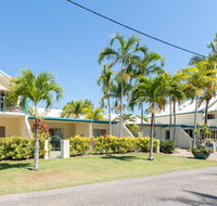 Sails On Horseshoe - Holiday Cairns