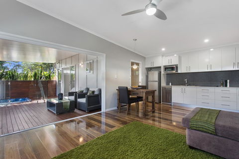 Pandanus Spa Cottage - Holiday Cairns 1