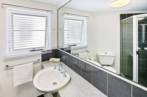 On The Beach Apartments - Holiday Cairns 3