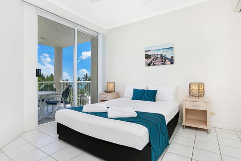 On The Beach Apartments - Holiday Cairns 22