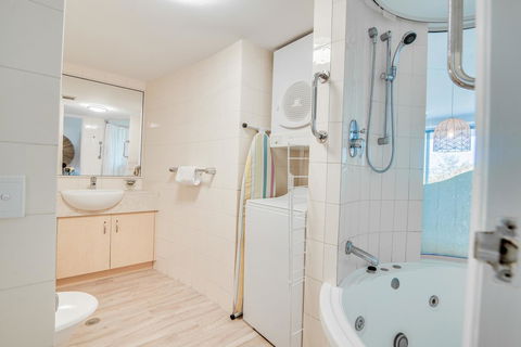 Grand Palais Boolarong Beachside Apartments - Holiday Cairns 5