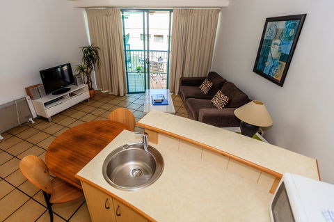 Grand Palais Boolarong Beachside Apartments - Holiday Cairns 10