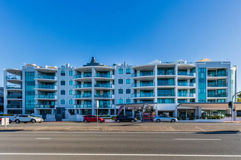Grand Palais Boolarong Beachside Apartments - Holiday Cairns 9