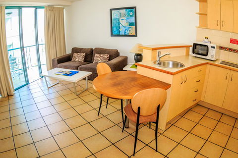 Grand Palais Boolarong Beachside Apartments - Holiday Cairns 17