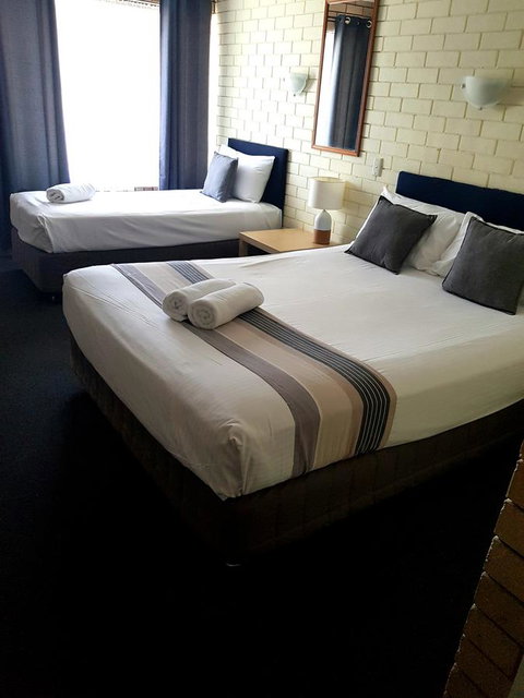 Twin Pines Motel - Holiday Cairns 3