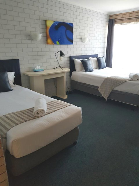 Twin Pines Motel - Holiday Cairns 13