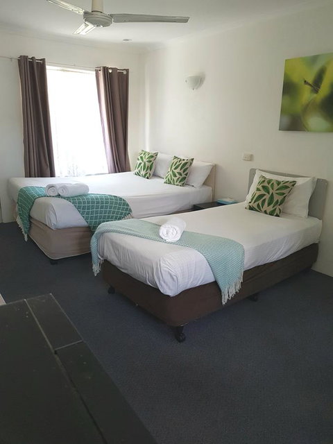 Twin Pines Motel - Holiday Cairns 10