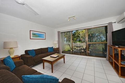 Seascape Holidays At Beachfront Terraces - Holiday Cairns 4
