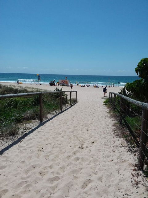Surfers Chalet - Holiday Cairns 5