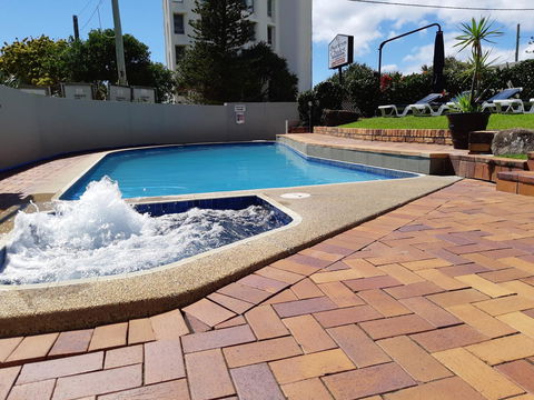 Surfers Chalet - Holiday Cairns 3