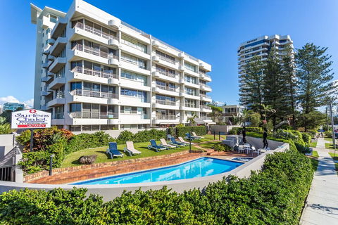 Surfers Chalet - Holiday Cairns 0