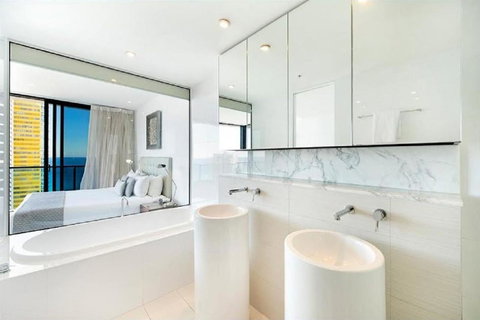Oracle Resort Broadbeach - Gclr - Holiday Cairns 2