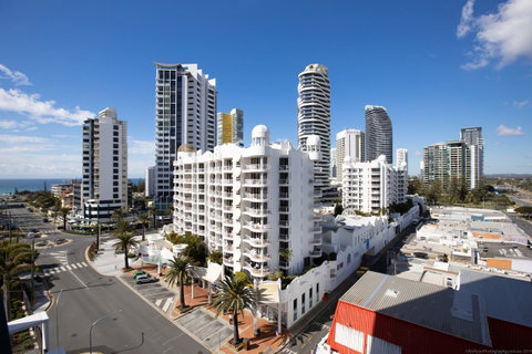 Qube Broadbeach - Holiday Cairns 10