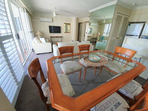 Broadbeach Holiday Apartments - Holiday Cairns 15