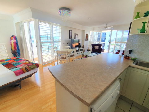 Broadbeach Holiday Apartments - Holiday Cairns 9