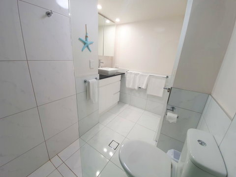 Broadbeach Holiday Apartments - Holiday Cairns 8