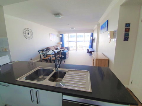 Broadbeach Holiday Apartments - Holiday Cairns 11