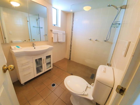 Broadbeach Holiday Apartments - Holiday Cairns 21