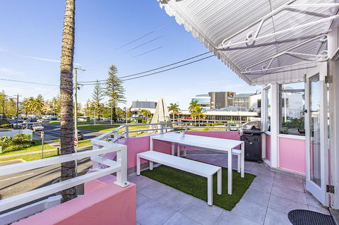 The Pink Hotel Coolangatta - Holiday Cairns 6