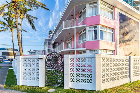 The Pink Hotel Coolangatta - Holiday Cairns 1