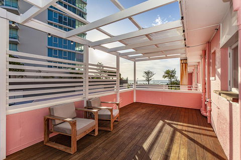 The Pink Hotel Coolangatta - Holiday Cairns 30