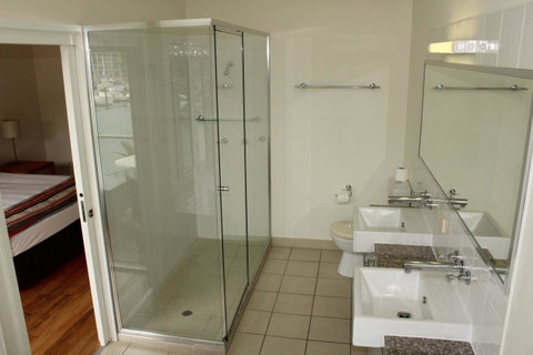 Beachside Apartment 17 - Holiday Cairns 10