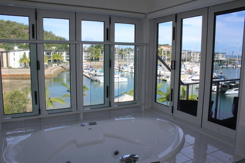 Beachside Apartment 17 - Holiday Cairns 1