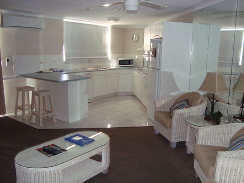 Grosvenor Beachfront Apartments Surfers Paradise - Holiday Cairns 14