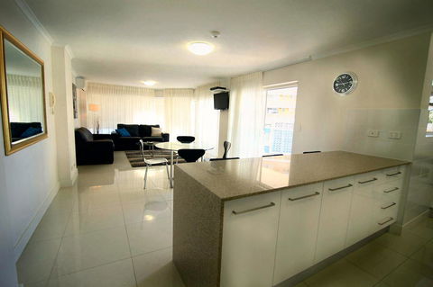 Grosvenor Beachfront Apartments Surfers Paradise - Holiday Cairns 3