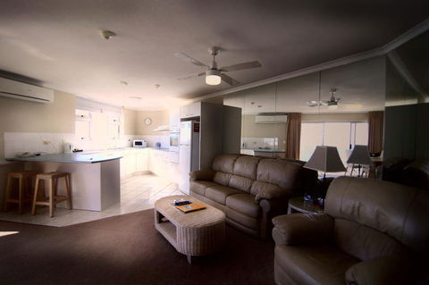 Grosvenor Beachfront Apartments Surfers Paradise - Holiday Cairns 9